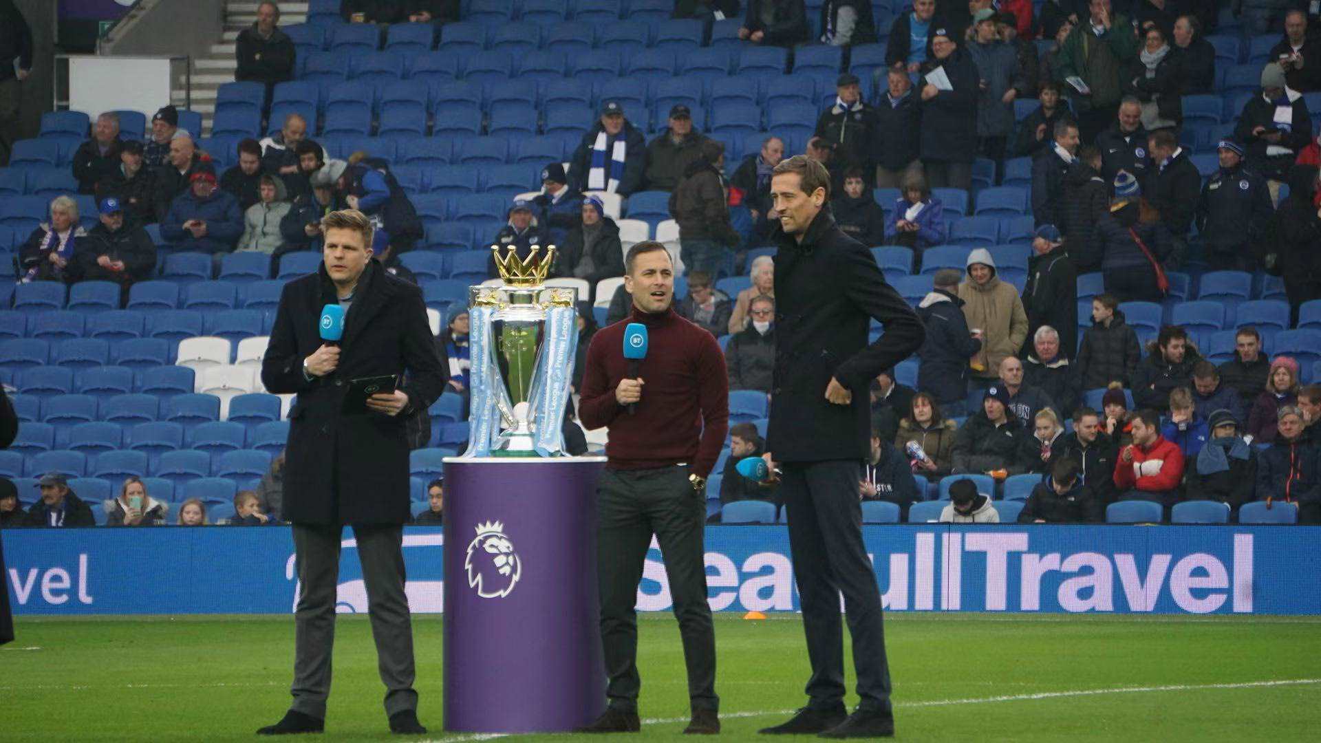 替補席上的 替補席上的